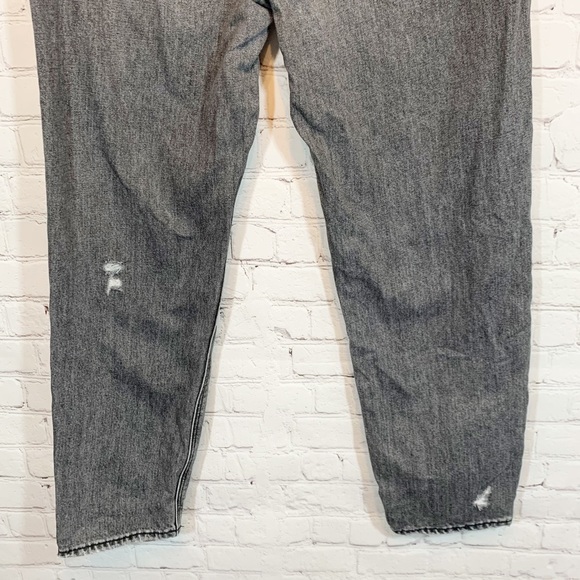 American Eagle Hi rise Mom Jeans Distressed - Picture 6 of 8